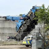 Kran liegt auf Baustelle