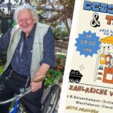 Karl Hölscher sitz auf einem Fahrrad. Neben ihm ist ein Plakat zu sehen. Es handelt sich um eine Montage.