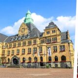 Die Montage zeigt das Rathaus von Recklinghausen und die neue Fachbereichsleiterin Katrin Jubitz, die aus Kamen in die Festspielstadt wechselt.