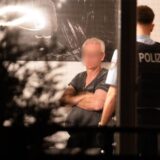 Ein Polizist steht vor einem vermeintlichen Täter in Recklinghausen.
