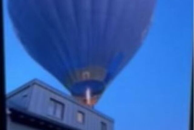 Heißluftballon streift Hausdach in Eschweiler.