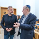 Mark Gutkin (r.), Vorsitzender der Jüdischen Kultusgemeinde im Kreis Recklinghausen, und der SPD-Außenexperte Michael Roth in der Synagoge.