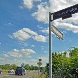 Ein Straßenschild im Vordergrund, im Hintergrund die Habinghorster Straße.