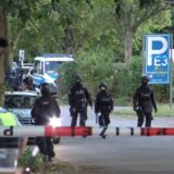 Polizisten im Einsatz auf einem Parkplatz am Signal-Iduna-Park in Dortmund.