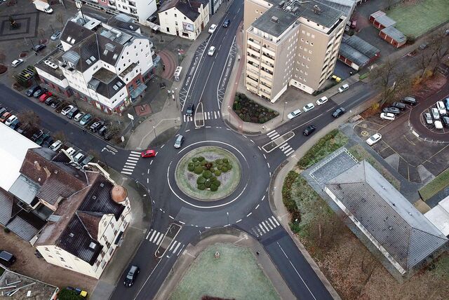 Der Kreisverkehr an der Dortmunder Straße im Zentrum von Schwerin: Hier treffen fünf Straßenzugänge aufeinander. Die Stadtverwaltung empfiehlt hier einen Umbau.