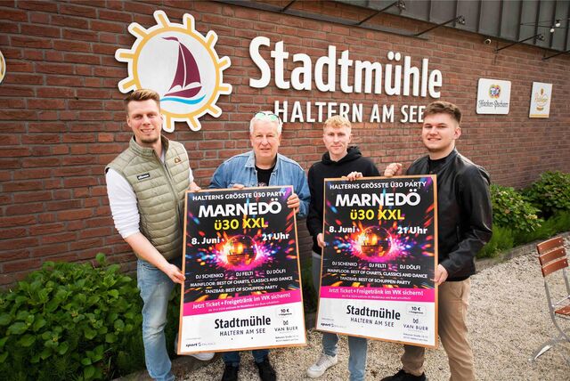 Markus Schenk, Wolfgang Dietel, Pascal Stock und Lennart Budde mit Plakaten der Marnedö-Party