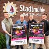 Markus Schenk, Wolfgang Dietel, Pascal Stock und Lennart Budde mit Plakaten der Marnedö-Party