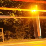Ein Blitzgerät steht im Dunkeln am Straßenrand und löst aus.