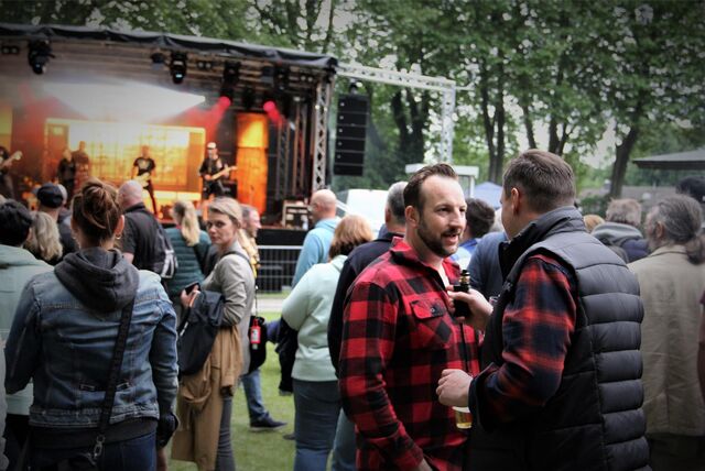 900 Zuschauerinnen und Zuschauer feierten 2022 bei der Premiere zur Musik von Seven Cent.