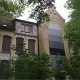 Claas Frein, der neue Leiter des Amtes für Gebäudemanagement, und die Alte Waldschule.