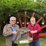 Gerhard Burghardt und Christian Wengerek präsentieren einen ihrer Schwibbögen.