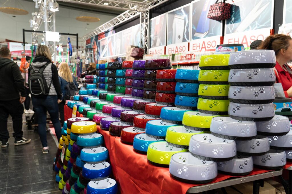 Bunte Fressnäpfe auf der Messe Dogs & Fun Bunte Fressnäpfe auf der Messe Dogs & Fun