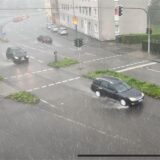 Autos auf der regennassen B235 am Engelsburgplatz in Castrop-Rauxel.