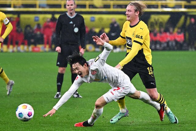 BVB-Spieler Julian Brandt führt einen Zweikampf um den Ball.