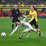 BVB-Spieler Julian Brandt führt einen Zweikampf um den Ball.