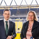 Martin Sauer, EM-Beauftragter der Stadt Dortmund, und Bundesinnenmininsterin Nancy Faeser im Signal-Iduna-Park.