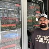 Emirhan Ucar vor seiner neuen Bar