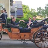 Deutens neue Majestäten Martin Große-Peclum und Mechthild Hawig sowie das Prinzenpaar Stefan Hawig und Claudia Große-Peclum jubelten aus der Kutsche dem Schützenvolk zu.
