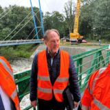 Bürgermeister Andreas Stegemann, Baudezernent Siegfried Schweigmann und Tobias Strotmann vom Ingenieurbüro Thomas und Bökamp (v.l.) beobachteten vom Walzenwehr aus im August den Abriss der maroden Blauen Brücke.