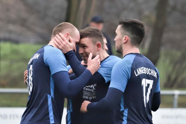 Lukas Matena und Tobias Portmann feiern einen Torerfolg