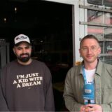 Philipp Pohl steht neben Emilio vor dem Klubhaus.