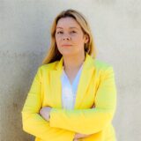 Die FDP-Politikerin Marlies Greve mit gelbem Blazer.