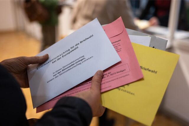 Eine Wählerin hält die Unterlagen zur Briefwahl für die Europawahl 2024 in den Händen.