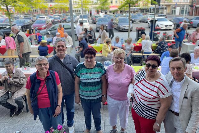 Christa Dreifeld, ihre Schwestern Annegret Södig und Elvira Toschek, Holger Schelte, Ronald Jankovics und Co.: SPD und Grüne luden Senioren zum Kaffeetrinken auf dem Markt ein, und 140 Menschen folgten der Einladung.