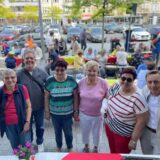 Christa Dreifeld, ihre Schwestern Annegret Södig und Elvira Toschek, Holger Schelte, Ronald Jankovics und Co.: SPD und Grüne luden Senioren zum Kaffeetrinken auf dem Markt ein, und 140 Menschen folgten der Einladung.