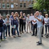 Bei einem Treffen auf dem Schulhof machten die Mitgliedeer der Anwohner-Initiative ihre Bedenken gegen einen Neubau der Kreuz-Grundschule geltend.