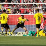 Der Ball schlägt im Dortmunder Tor ein.