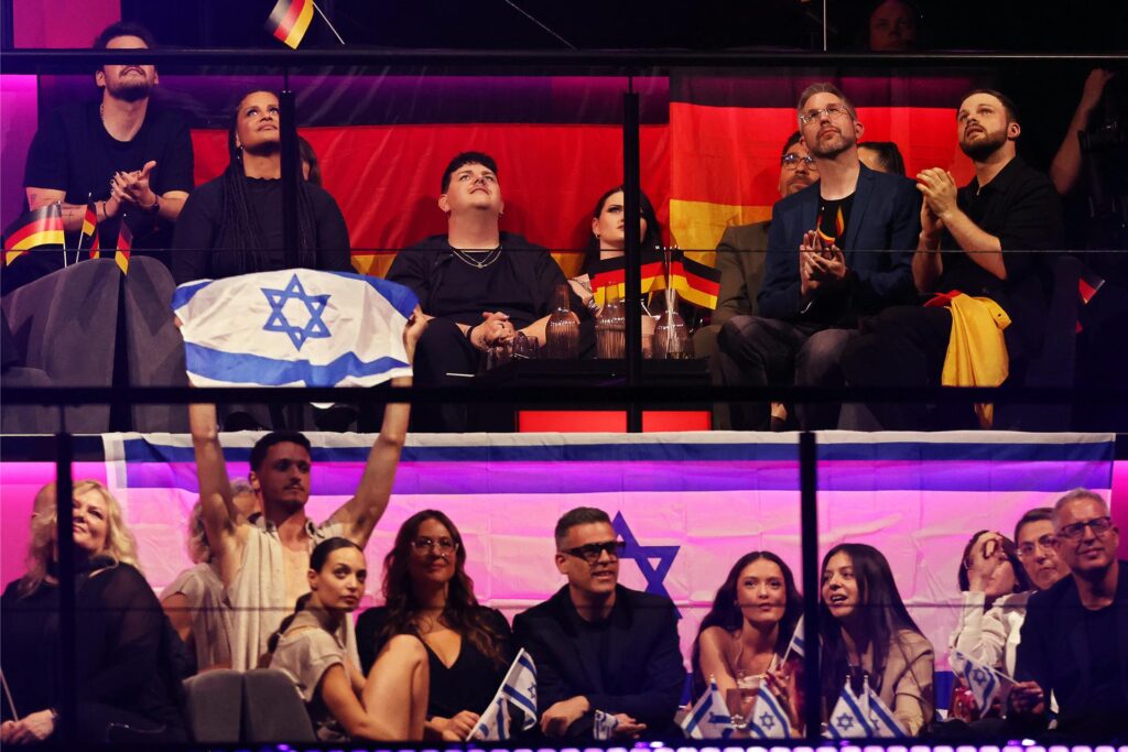 Isaak aus Deutschland und Eden Golan aus Israel reagieren während der Punktewertung beim Finale des Eurovision Song Contest (ESC)