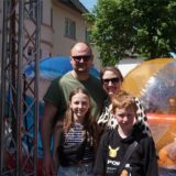 Eine Familie lacht in die Kamera