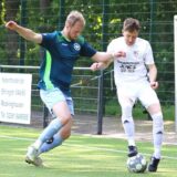 Etem Artar (l.) vom SSC Recklinghausen versucht hier, den Ahsener Lukas Blasey vom Ball zu trennen.