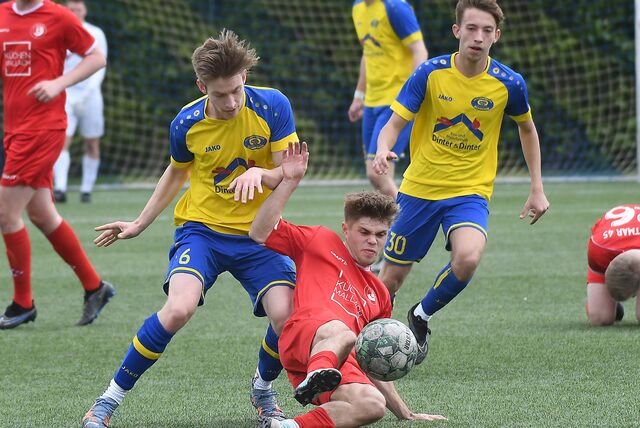 Der SC Weitmar (rote Trikots) ist nicht mehr Tabellenführer der Bezirksliga 10.