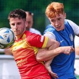 Dave Hustermann (r) war an beiden Toren des FC Frohlinde beim 2:0-Sieg gegen Giacomo Schulz (l) und sein Team von Mengede 08/20 beteiligt. Beide Teams sind akut abstiegsgefährdet.
