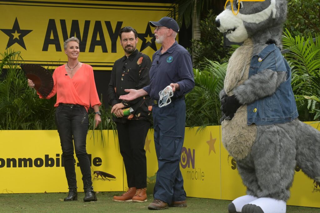 Gemeinsam mit Dr. Bob (r) erklären die Moderatoren, Sonja Zietlow und Jan Köppen, die anstehende zweite Dschungelprüfung. Gemeinsam mit Dr. Bob (r) erklären die Moderatoren, Sonja Zietlow und Jan Köppen, die anstehende zweite Dschungelprüfung.
