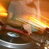 DJ an Mischpulten.