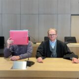 Der wegen Mordversuchs angeklagte Wohnungsmieter aus Datteln (vorne links) neben seinem Recklinghäuser Verteidiger Olaf Krekeler kurz vor Prozessbeginn am Bochumer Schwurgericht.