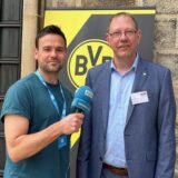 Gemeindereferent Karsten Haug (r.) erklärt, was sich in der Dreifaltigkeitskirche in der Nähe des Borsigplatzes ändern wird.