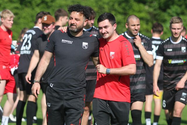 Issam Jaber (l.) und Daniel Jänicke freuen sich über drei Punkte.