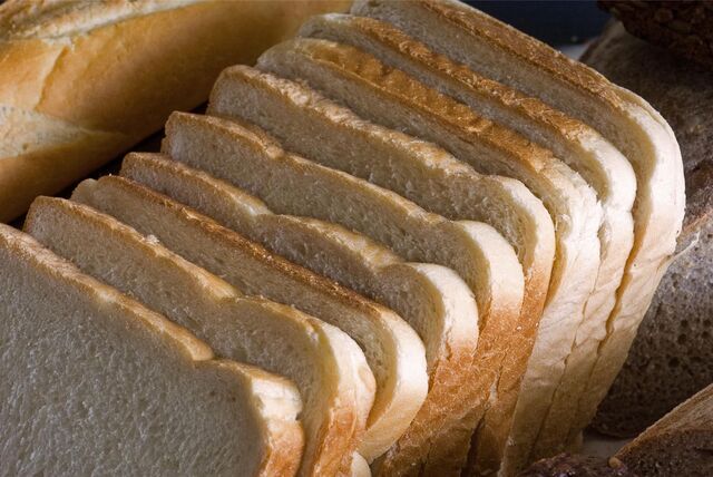 Mehrere Scheiben Toastbrot stehen hintereinander.