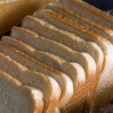 Mehrere Scheiben Toastbrot stehen hintereinander.