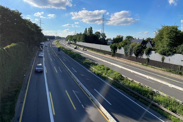 Blick von der Brücke Horststraße in Castrop-Rauxel-Ickern auf die A2 mit den geänderten Fahrspuren.