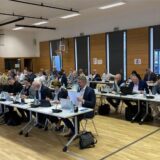 Die Mitglieder des Stadtrates sitzen während einer Sitzung in der Gymnastikhalle der Ernst-Immel-Realschule in Marl-Hüls.