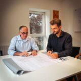Jochen Grimm (l.) und Max Holterhöfer planen mit ihrer Projektentwicklungsfirma Firabis Projects eine Tierklinik in Kamen.