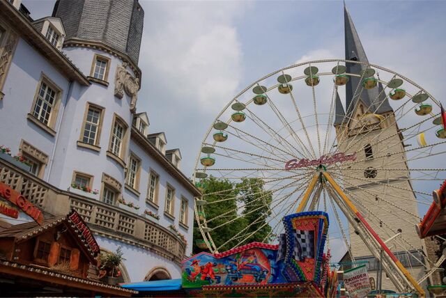 Ein Riesenrad steht während der Pfingstkirmes in der Innenstadt von Menden.
