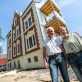 Hella und Christian Runge stehen vor der Dortmunder Straße 11.