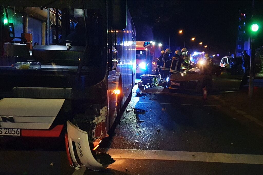 Der Linienbus erfasste den Audi R8 mit der vorderen linken Seite. Es entstand erheblicher Schaden. Der Busfahrer wurde schwer verletzt. Der Linienbus erfasste den Audi R8 mit der vorderen linken Seite. Es entstand erheblicher Schaden. Der Busfahrer wurde schwer verletzt.