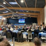 Bürger demonstrieren gegen eine Veranstaltung der AfD in Marl-Sinsen.